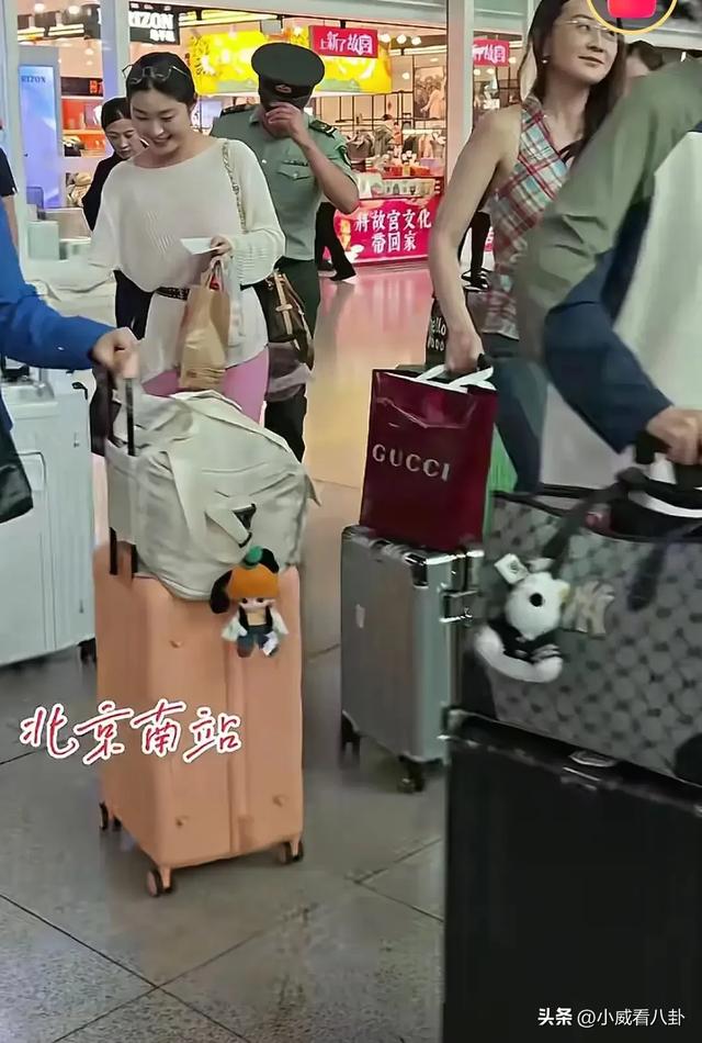 车站遇见参加完九三阅兵的女民兵，脱下迷彩服换上便装，个高时尚