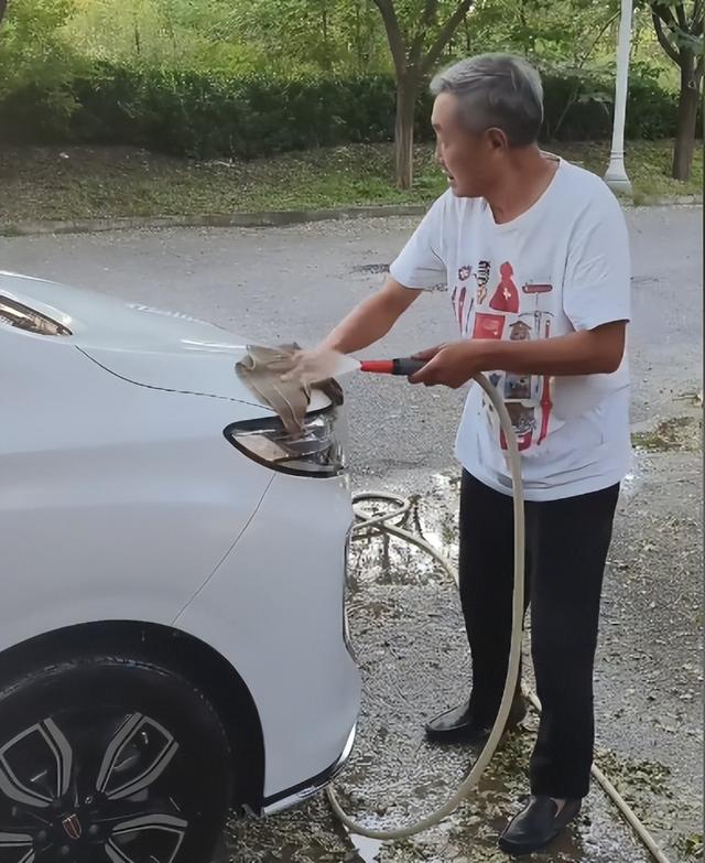 别作了！杜源住别墅开40万车，徒手洗车闪伤腰，只为省20块洗车钱