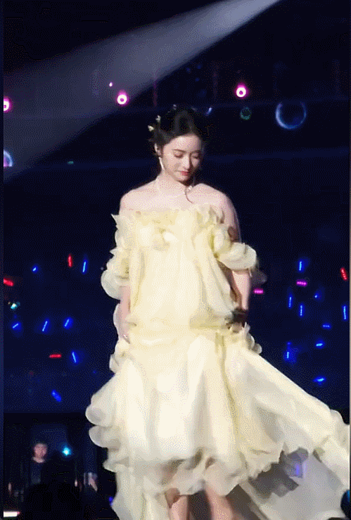 北京红毯，摔跤	、独眼龙造型、礼服搭棉鞋	，走秀反成大型灾难现场