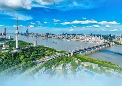 奋进江城，浴火重生的精神丰碑