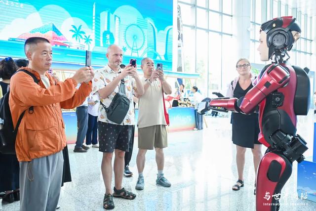 环球邮轮抵前海，“嗨”享世界级滨海旅游目的地！