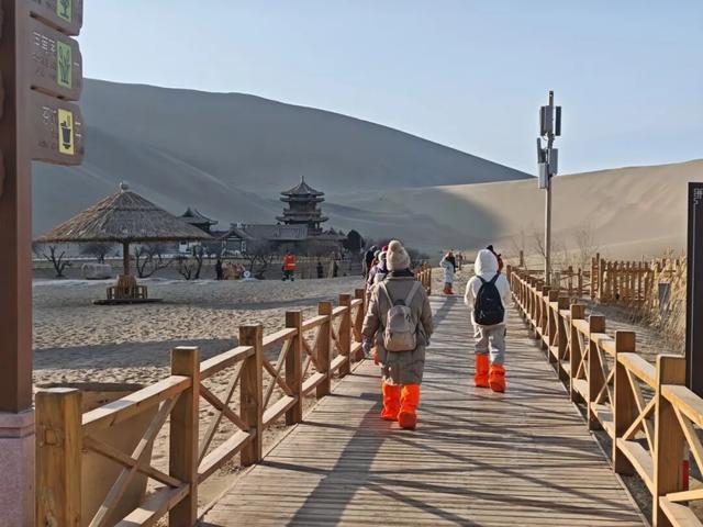 大寒暖韵满鸣沙 丝路驼铃唤客来