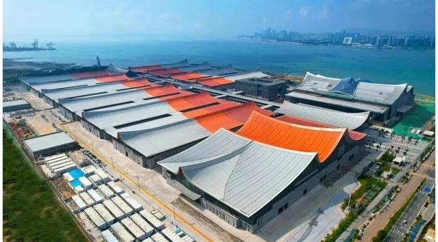 厦门国际博览中心，由展览中心、会议中心、会展酒店等组成
