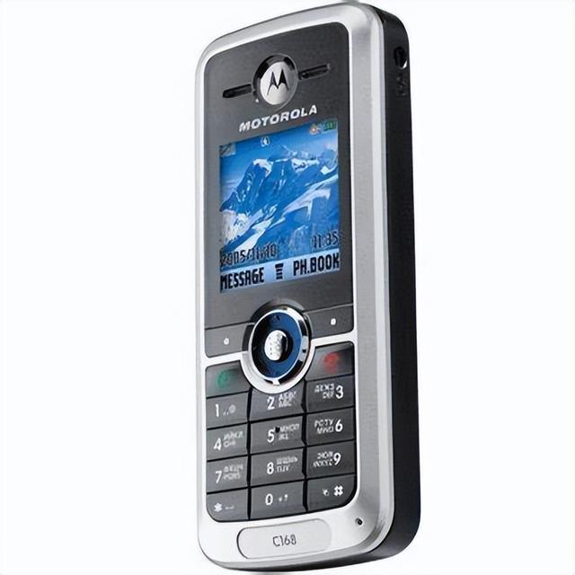 通信历史连载842-世界第一部穷人买的起的手机Moto C113a-2005年