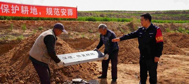 土葬大调整！2026新政3月施行，耕地上老坟迁不迁？补贴明细来了