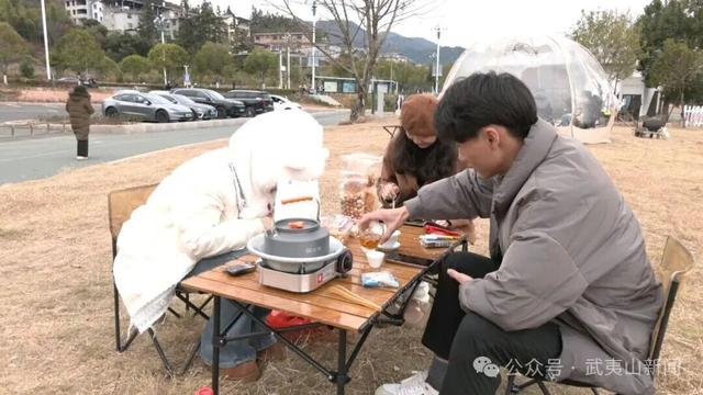 冬日暖阳 市民乐享家门口的“慢时光”