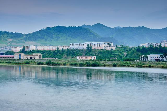 鸭绿江国门景区，领略中朝边境的异域风光，还是红色研学的好去处