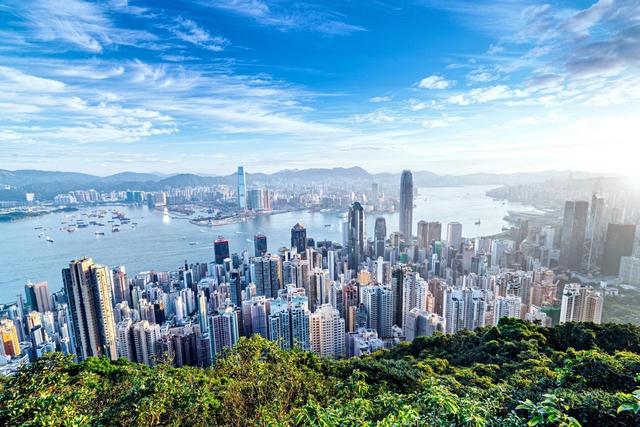 30年前，香港GDP是上海的6倍，新加坡GDP是上海的3倍，现在呢