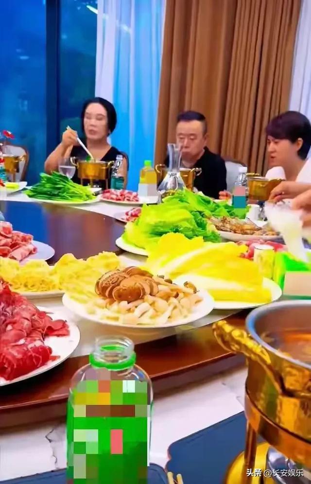 潘长江一家北京别墅宴客，餐厅大得像会所，妻子杨云罕见现身！