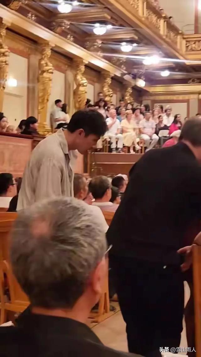 俞灏明王晓晨欧洲度蜜月，老公弯腰拍照很贴心，王晓晨孕相藏不住
