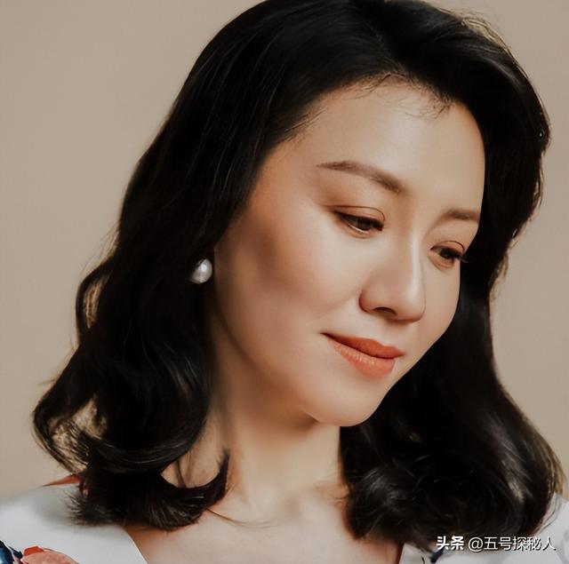 与四婚名导同居三年流产两次不结婚，转身下嫁穷小子，如今咋样？