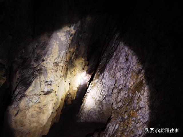 一个洞内烟云氤氲的躲匪洞，一个白练如幕的暗河瀑布