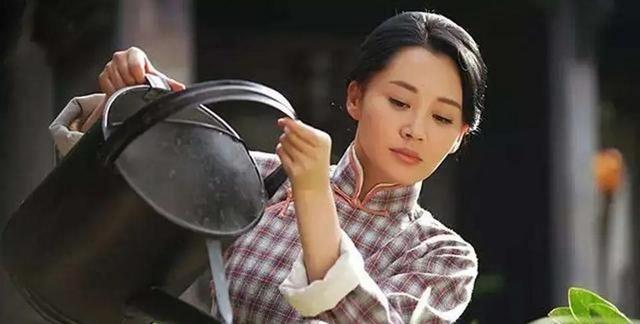 她一生 “风流成性、老少通吃”，撩汉无数，现如今56岁却依旧单身