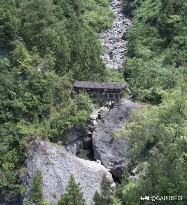 重庆深山惊现“奇桥”：不用一钉，未立一锚，悬空百年不倒！
