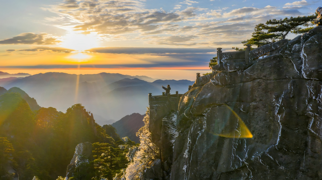 黄山冬日美景“开挂”雾凇、佛光、云海、日出日落出镜，美到失语