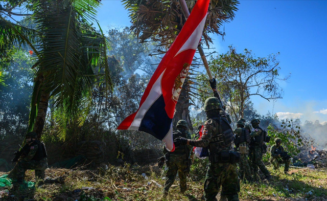 王毅一锤定音，泰国开出停火条件，洪森倒向美国，最大输家已定