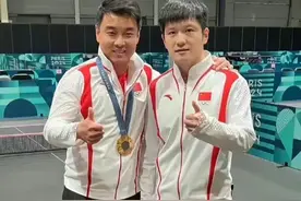 樊振东给王皓戴上金牌，我的金牌，也是你的！师徒圆满了！图片