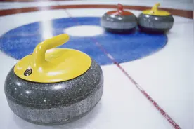 冰壶是西方贵族运动，但有网友疑问：为什么我感觉这游戏那么蠢？图片