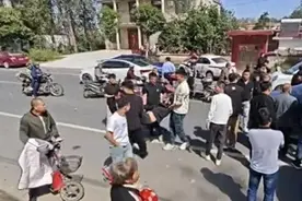 无耻！河南信阳结婚日哥嫂临时加彩礼，新娘被强带走，警察来处理图片