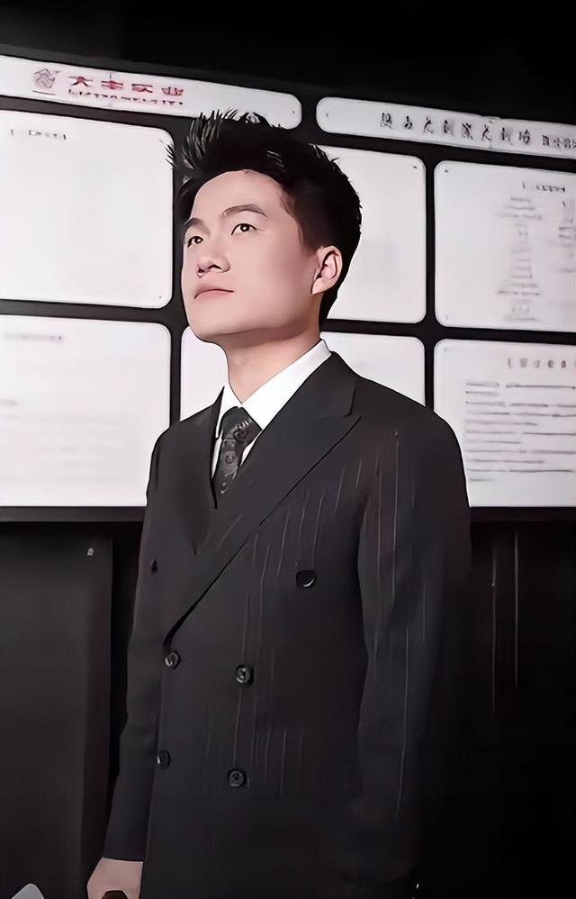 官媒发文，高调官宣32岁董宇辉喜讯，全网恭喜，终于等到这一天