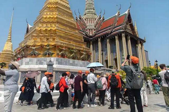 不去日本了！春节赴日游客暴跌50%，中国人把钱送给了这一邻国