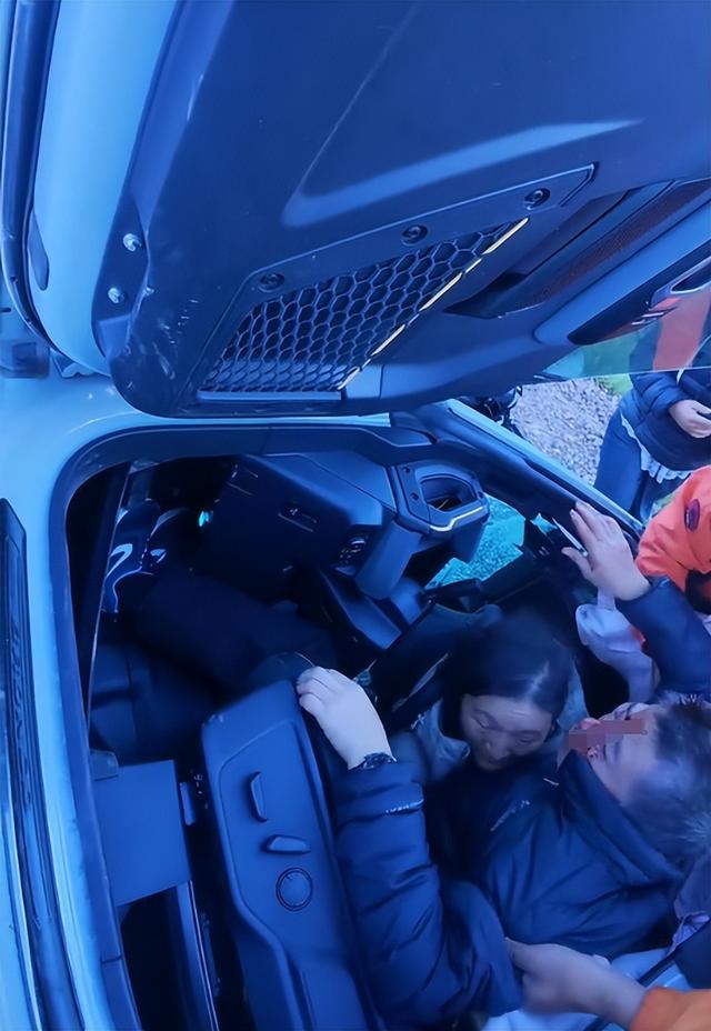 广东越野车西藏意外坠崖，藏族姑娘挺身而出，网友怒赞，文旅回应