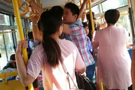 丰满美女公交上“漏尿”，被帅哥嘲讽没教养，大妈：有妈生没妈教图片