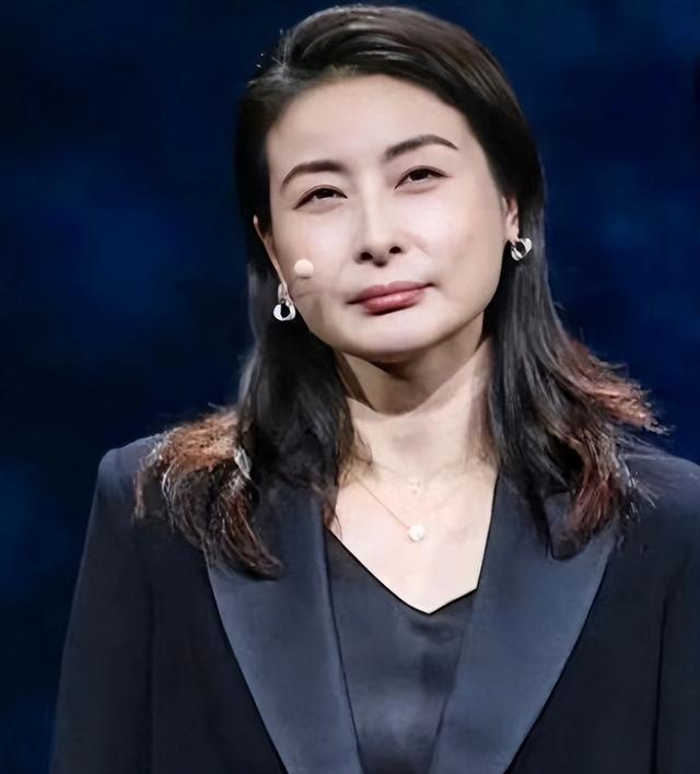 霍启刚高调官宣喜讯仨月，郭晶晶再破天花板，让整个贵妇圈沉默了