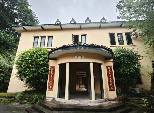 湖南一女子因长得太漂亮，55岁没上过一天班，颜值曝光后网友懵了