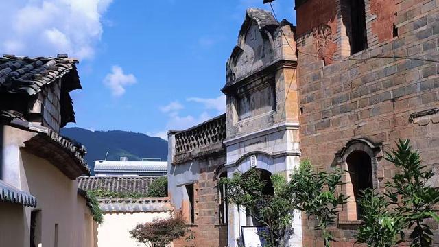 昆明动车直达，又一座小众的千年古镇，四季如春，古迹遍布