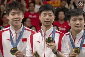 王皓脱下教练服换上领奖服，刘国梁跟王皓拥抱，他哭着抱马龙他们图片