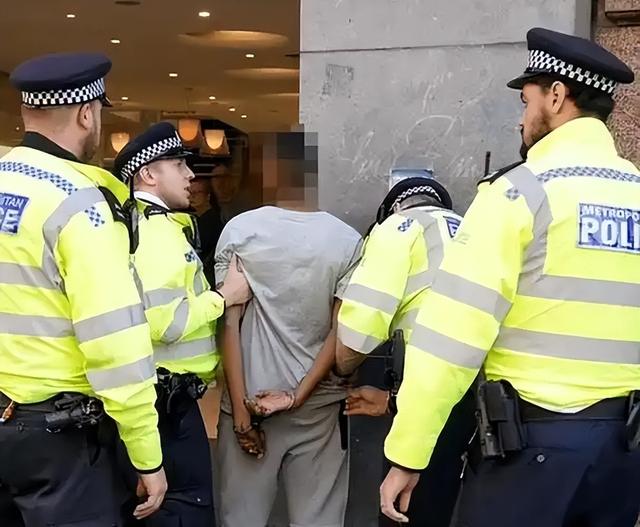 凌晨街头殒命，37岁英国男模特遭谋杀，两嫌疑人出庭情绪失控