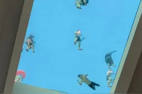 笑惨了!女子从楼下拍摄楼顶上的玻璃泳池，我却笑死在评论区!图片