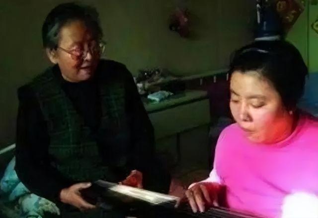 清华铊中毒受害人朱令下葬，墓碑上12个字意难平，孙某已定居海外