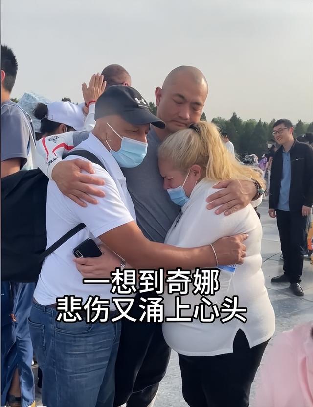 奇娜父母看升旗没哭，看完毛主席却崩溃暴哭，没想到被一小吃治愈
