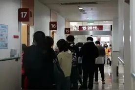 去医院看病：如果挂不上专家号，可以这样“蹭”个专家号图片