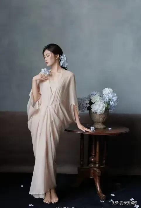 吴艳妮，二脚趾头有点长了。不得不说这颜值是真的好看