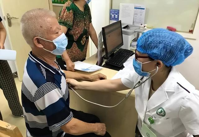 65岁老人每天都做深蹲，坚持4个月后怎样了？真实情况让人惊呼！