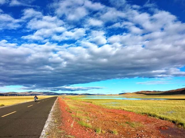 沙漠与湖泊相拥！西藏这片五彩沙丘美到犯规
