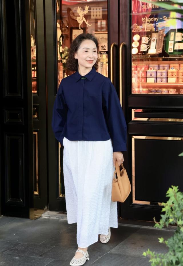 这是我见过最有气质的妈妈：63岁个子不高却端庄，穿衣优雅又贵气