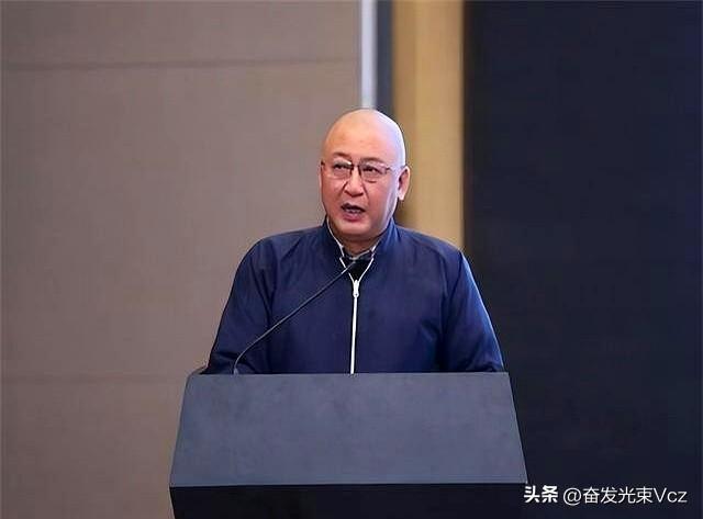 他当市长嫌工资低，辞职去“捡破烂”，捡到80亿财富非要上交国家