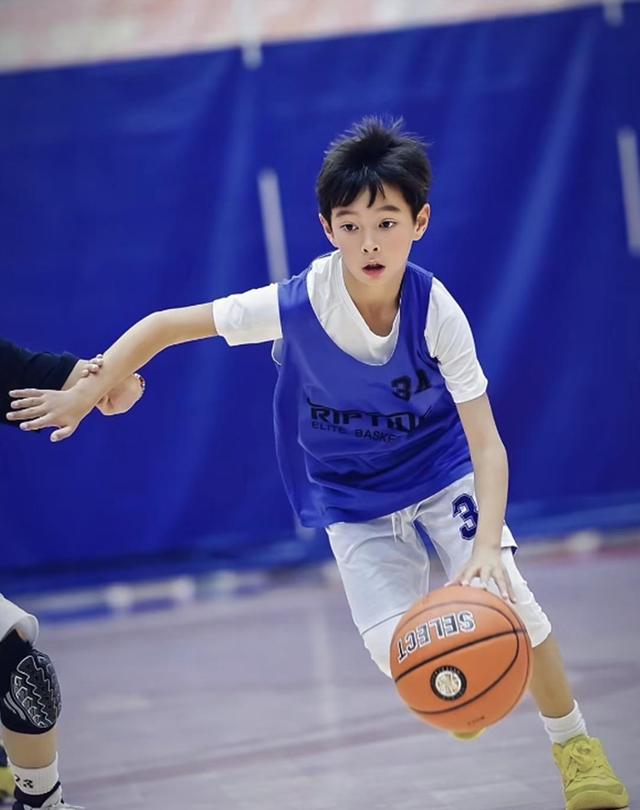 偶遇体育馆篮球赛，发现昔日娇气小公主变身运动健将，背后教育