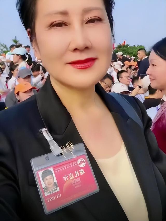 万万没想到，被全网抵制的张凯丽，因看阅兵时一个举动，口碑暴增