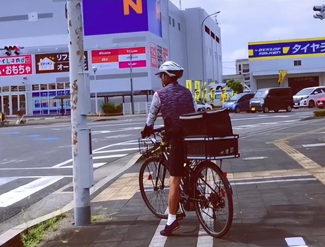 70岁送外卖的日本老人，不敢退休为活下去	，繁华东京背后有多残酷