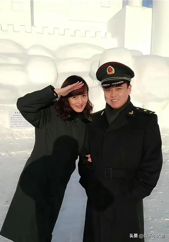 王皓的老婆闫博雅原来也是军人，夫妻俩军装合照太飒了，郎才女貌