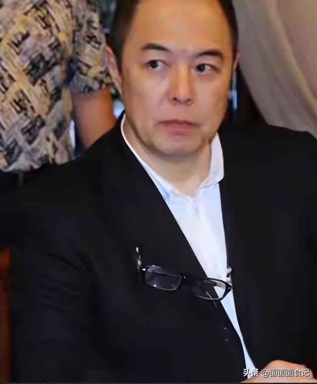 善恶终有报！68岁双腿包扎瘫在轮椅的张铁林，已然活成了“笑话”