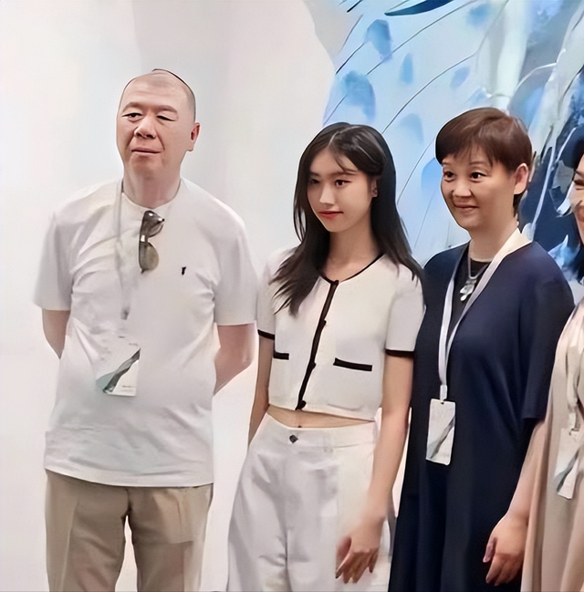 徐帆回应离婚五个月后，冯小刚再惹争议，养女徐朵竟成了导火索