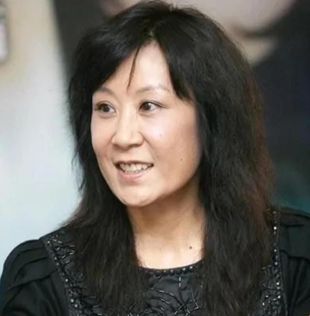 1980年，苏小明到河北慰问演出，互动时，发现38军的战士全是光头