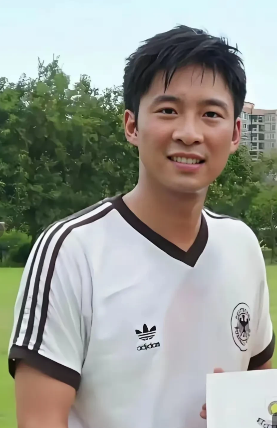 霍启山新恋情曝光不到1天，女方身份被扒光，整个霍家坐不住了！