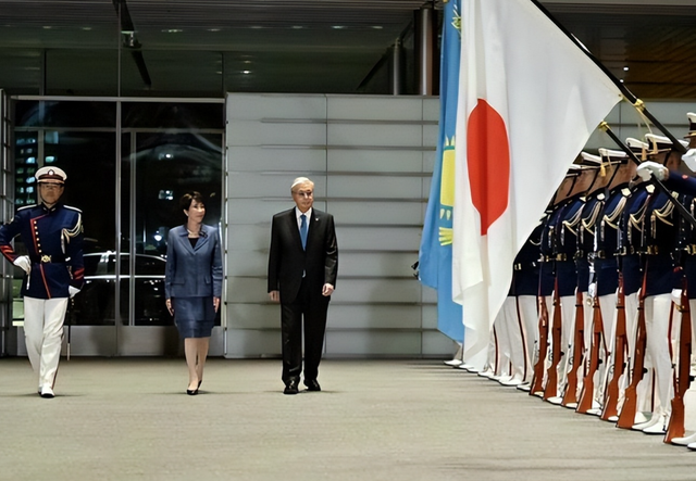 中亚首个变色龙出现，哈总统率先抵日，峰会还没开	，已签14项协议